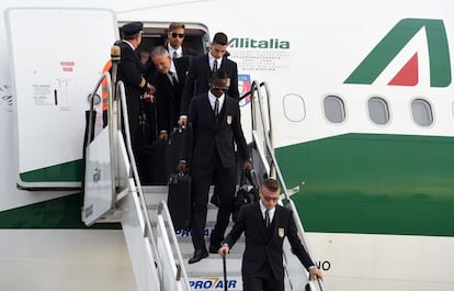 Mario Balotelli, de Italia, baja las escaleras del avión a su llegada a Brasil