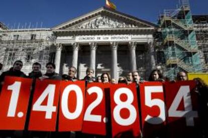 La portavoz de la Plataforma de Afectados por la Hipoteca (PAH), Ada Colau (4d), entre otros, muestra a las puertas del Congreso de los Diputados el número de firmas (1.402.854) que respalda su iniciativa legislativa popular (ILP) sobre desahucios que hoy votará la Cámara si admite o no a trámite.