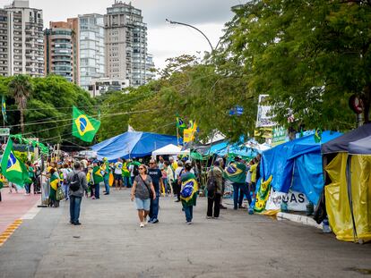 Campamento de bolsonaristas que piden una intervención militar ante el principal cuartel general del Ejército, en São Paulo, este miércoles.