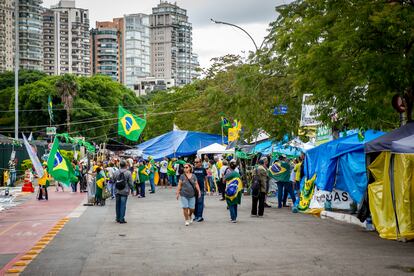 Campamento de bolsonaristas que piden una intervención militar ante el principal cuartel general del Ejército, en São Paulo, este miércoles.