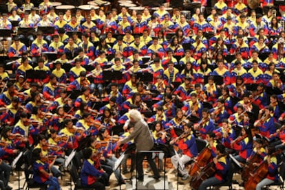 Simon Rattle, durante una de sus sesiones en la Universidad Nacional de Caracas este mes de julio.