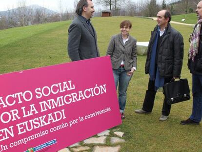 De izquierda a derehca, el director de Inmigración, Miguel Ángel González; la consejera Zabaleta, y los profesores Daniel Innerarity e Imanol Zubero, ayer en San Sebastián.
