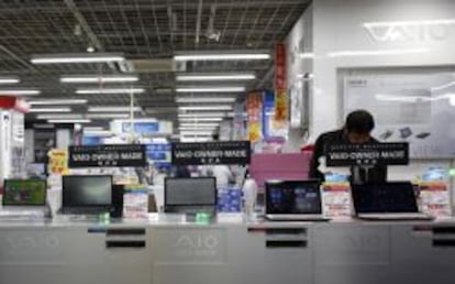 Una persona mira ordenadores Vaio en una tienda japonesa.