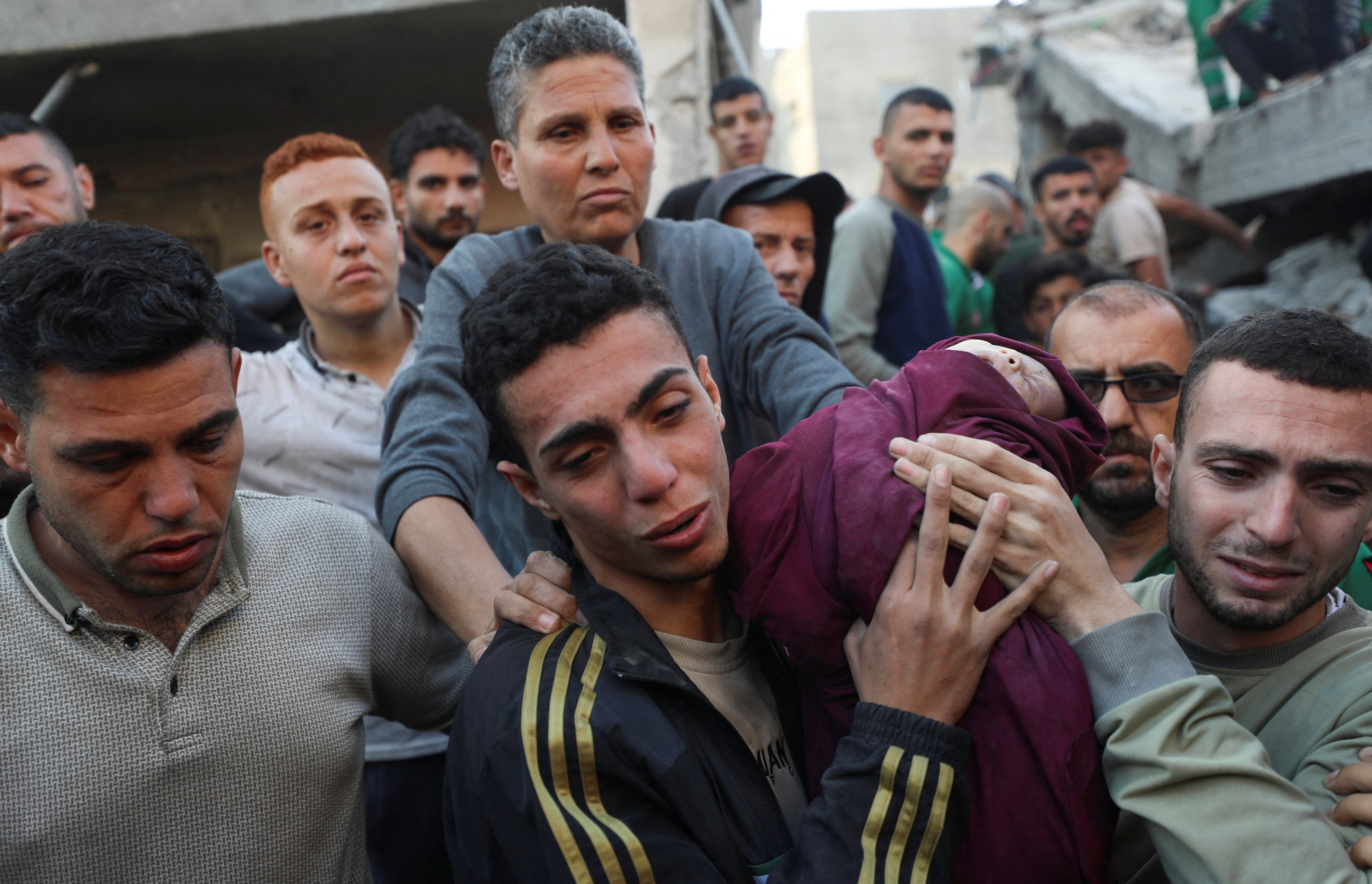  Un ataque israelí deja a más de 50 palestinos “desaparecidos” bajo los escombros de un edificio en Yabalia