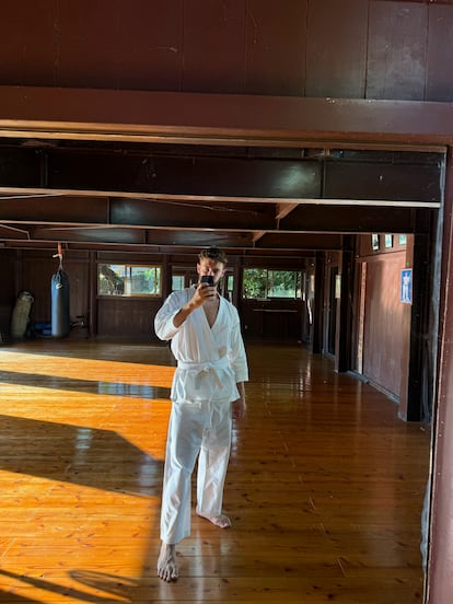 Enrique Alex fotografiado durante una clase de artes marciales en la isla de Okinawa.