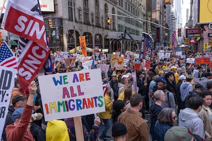 Manifestantes protestan contra Trump en Times Square en Nueva York
