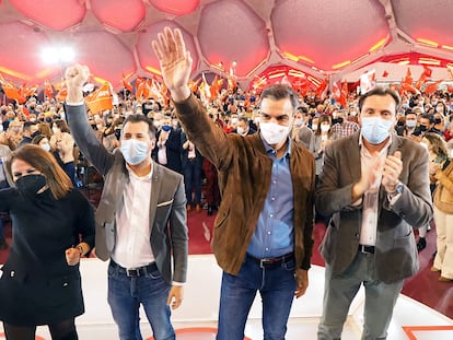 Luis Tudanca, Pedro Sánchez, Patricia Gómez Urbán y Óscar Puente durante el cierre de campaña del PSOE en Castilla y León.