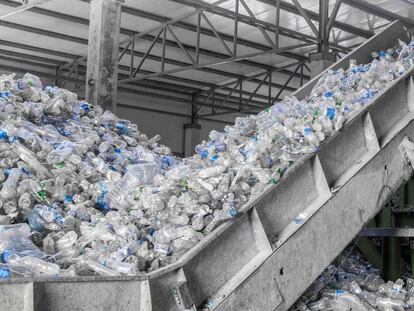 Planta de reciclaje de botellas de plástico en Uzbekistán.