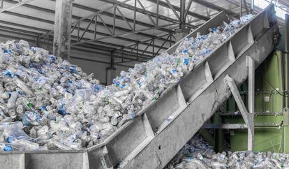 Planta de reciclaje de botellas de plástico en Uzbekistán.