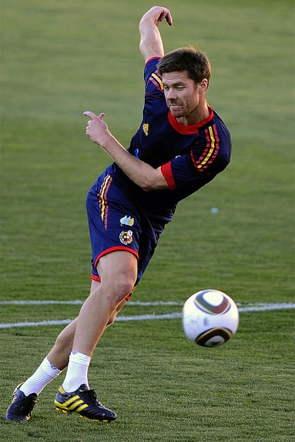 Xabi Alonso golpea el balón durante el entrenamiento de España en La Bombonera.