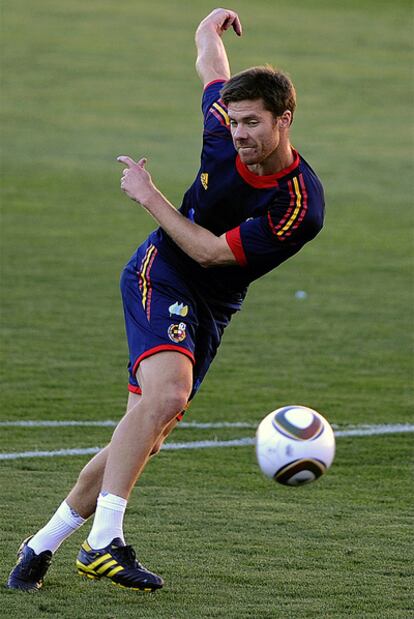 Xabi Alonso golpea el balón durante el entrenamiento de España en La Bombonera.