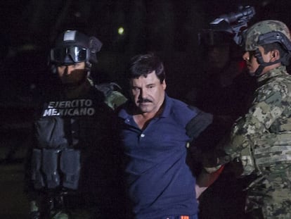 El Chapo Guzmán es escoltado por elementos de la Marina