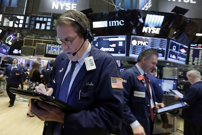 Varios 'traders' en la Bolsa de Nueva York.
