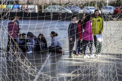 Nens darrere una porteria a l'escola Tiana de la Riba de Ripollet.