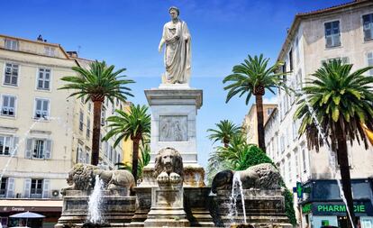 Estatua de Napoleon en una plaza de Ajaccio (Córcega).