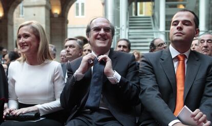Cristina Cifuentes, Ángel Gabilondo e Ignacio Aguado durante la entrega de medallas.