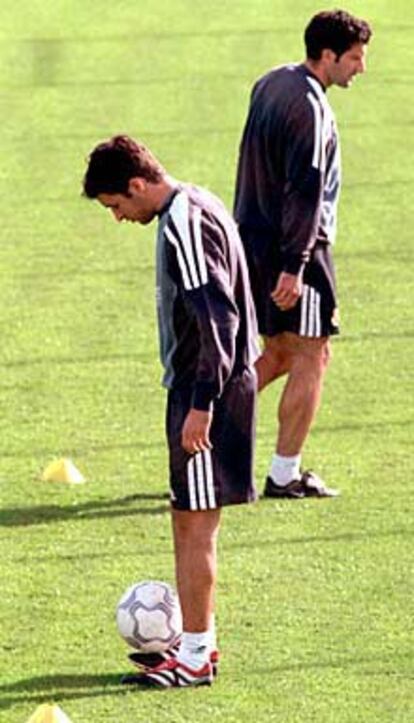 Raúl y Figo, durante el entrenamiento de ayer.