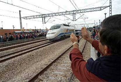 Un Euromed, ayer, a su paso por la nueva estación de Benicàssim entre la expectación de cientos de vecinos.