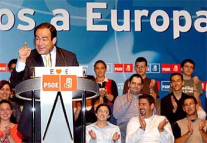 El ministro de Defensa, José Bono, durante su intervención anoche en un acto de campaña del PSOE en Santander.