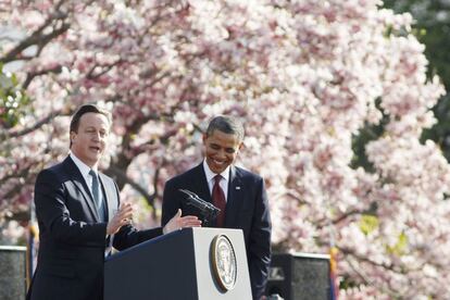 Cameron da su discurso en los jardines de la Casa Blanca.