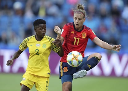 Alexia Putellas (a la derecha) se hace con el control del balón.
