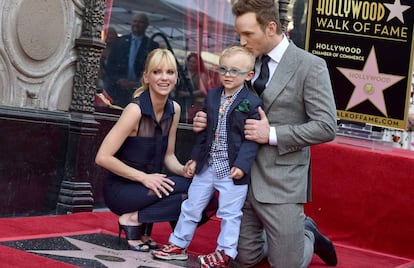 Anna Faris, Chris Pratt y su hijo Jack, en el paseo de la fama de Hollywood el pasado abril.