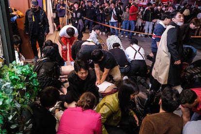 El presidente surcoreano, Yoon Suk-yeol, ha anunciado este domingo el inicio de un periodo de luto nacional con motivo de la muerte de decenas de personas en la estampida que se produjo el sábado por la noche en el corazón de Seúl, donde estaban teniendo lugar varias celebraciones de Halloween.