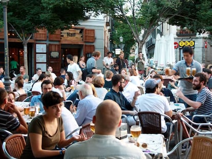 Terraza abarrotada de clientes en la plaza de San Ildefonso de Madrid.