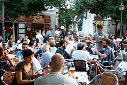 Terraza abarrotada de clientes en la plaza de San Ildefonso de Madrid.