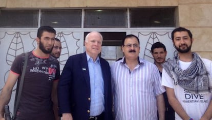 El senador John McCain posa junto al general Salim Idris y otros líderes de la oposición siria.