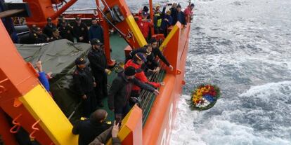 Homenaje de la tripulación del 'Hespérides' a los 38 ocupantes del avión chileno accidentado el 9 de diciembre.