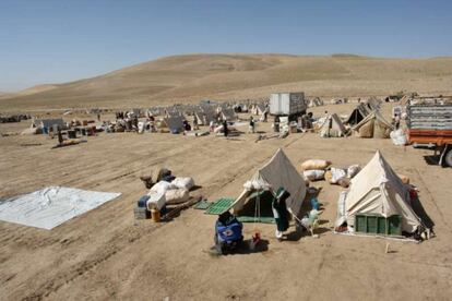 Acnur estableció en 2009 un campamento de tiendas de campaña en una región desolada y árida del norte de Afganistán para dar cabida a los afganos refugiados que deseaban volver a su tierra natal. La mayoría eran nómadas de la etnia kuchi y muchos habían huído a Irán durante la ocupación soviética de Afganistán en los años ochenta.
Los repatriados fueron trasladados a un asentamiento de tiendas de campaña temporal creado en el distrito de Qala Sozma, en el norte de Afganistán. Los retornados procedían de la zona, pero sus casas habían sido destruidas o se se habían derrumbado después de años de abandono.