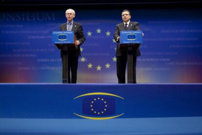 Los presidentes del Consejo Europeo, Herman Van Rompuy (izquierda), y de la Comisión, José Manuel Barroso, tras la cumbre del 7 de mayo.