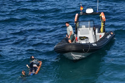 Agentes de los GEAS de la Guardia Civil rescatan el cadáver de un joven del agua en Ceuta, el pasado miércoles.