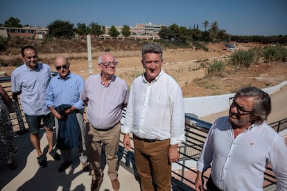 El consejero de Medio Ambiente, Infraestructuras y Territorio, Vicente Martínez Mus (en el centro) y el alcalde de Paiporta, Vicent Císcar (a su derecha), en su visita al mirador de la estación de Metrovalencia en Paiporta (Valencia) sobre el barranco del Poyo.