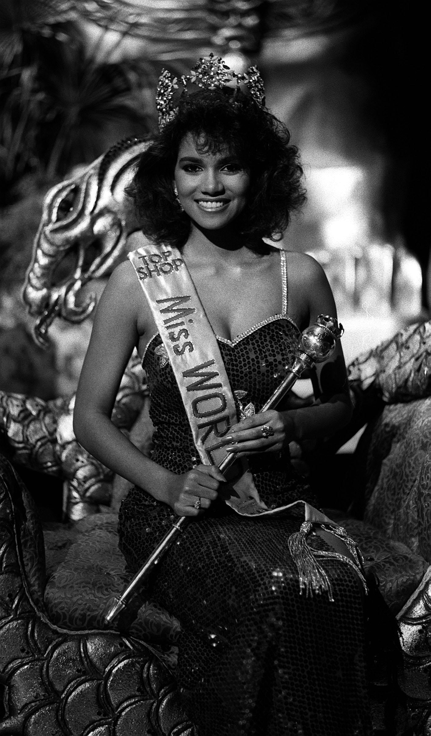 Halle Berry a los 20 años, siendo coronada durante el ensayo general de la final de Miss Mundo, que se celebró en el Royal Albert Hall de Londres en 1986 y en el que finalmente quedó en sexta posición. 
