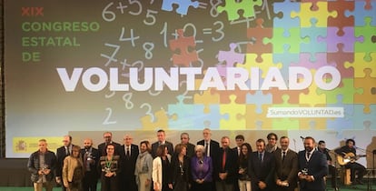 Autoridades y ganadores de los premios estatales y andaluces de Voluntariado, en Sevilla.