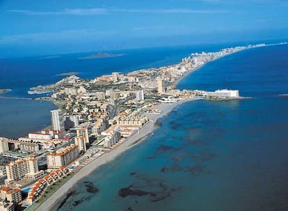 Vista aérea de La Manga del Mar Menor (Murcia), uno de los lugares que podrían desaparecer a consecuencia del cambio climático.