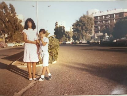 Guadalupe y su hijo, en unas vacaciones en Roquetas de Mar, en los años 80, en una foto del álbum familiar.