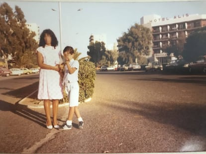 Guadalupe y su hijo, en unas vacaciones en Roquetas de Mar, en los años 80, en una foto del álbum familiar.