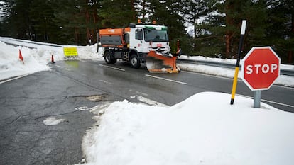 A snowplow working on the road between Belagua, Navarre, and France.