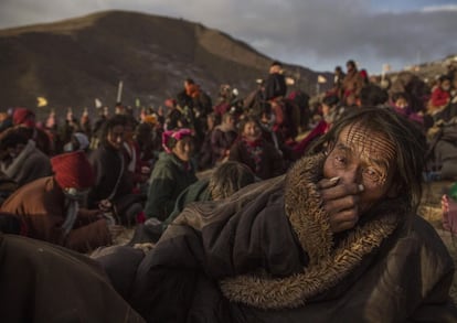 Fotografía de la serie ganadora del segundo premio en la categoría Vida cotidiana, tomada por el fotógrafo Kevin Frayer. Muestra a nómadas en la Asamblea anual de Bliss Dharma, en la provincia de Sichuan, China, 31 de octubre de 2015.