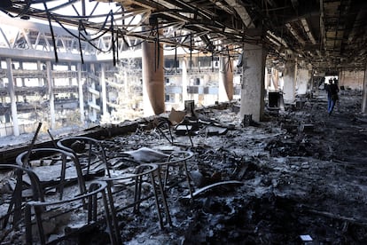 Daños en el edificio de la televisión oficial iraní tras el bombardeo israelí.