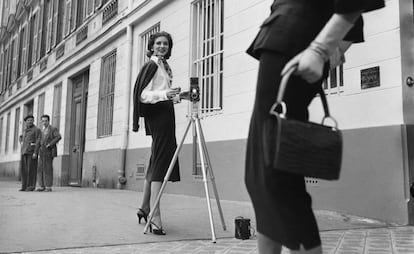 La actriz y modelo Suzy Parker posa con una cámara, en París en 1954.