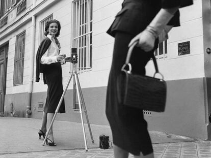 La actriz y modelo Suzy Parker posa con una cámara, en París en 1954. 