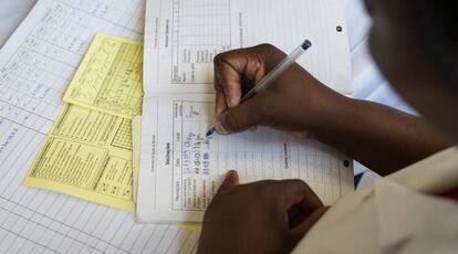 Toda la información sobre vacunación en el país, está registrada en libros de papel. Aunque se hace un seguimiento telefónico en caso de no acudir a por las dosis correspondientes, todavía un 5% de los niños quedan sin vacunar, según datos del Ministerio de Salud.