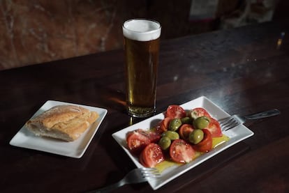 Cerveza, tapas y pan gallego.