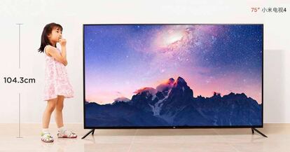 Esta imagen nos da una idea del enorme tamaño de esta TV Xiaomi de 75 pulgadas