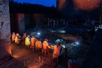 Un momento de 'Hacia ecos de lo sagrado', de Nao d'amore', en el monasterio de Santa María la Real de Valdeiglesias, en Pelayos de la Presa. Fotografía cedida por la compañía.