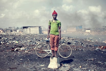 Agbogbloshie, en Accra (Ghana), es uno de los mayores vertederos de residuos electrónicos en el mundo. Allí niños, niñas y jóvenes de edades entre 7 y 25 años, aplastan a diario piedras contra los viejos monitores, queman cables para obtener cobre y usan viejos imanes para recopilar virutas metálicas.